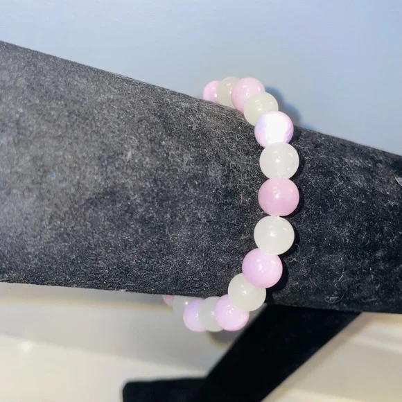 Handmade purple Persian jade and white glass beaded bracelet - Picture 2 of 2